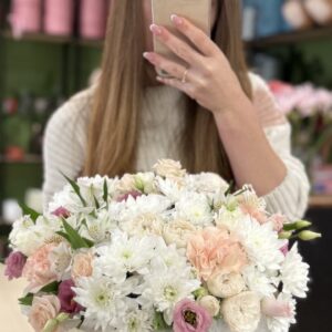 Flowerbox z chryzantemami, eustomą i różami w pastelowych kolorach – Poczuj Flowers Poznań