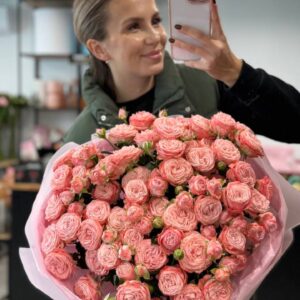 wielki pastelowy bukiet róż gałązkowych – Poczuj Flowers Poznań