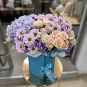 Flowerbox z pastelowych kwiatów z niespodzianką – kompozycja z hortensją, goździkiem i świeczką