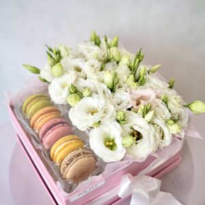 flowerbox z eustomą i makaronikami w różowym pudełku – Poczuj Flowers Poznań