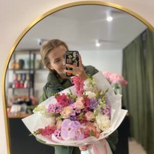 Pastelowy bukiet z piwoniami, różami ogrodowymi, storczykiem Phalaenopsis, eustomą i floksami – kwiaciarnia Poznań, dostawa kwiatów.